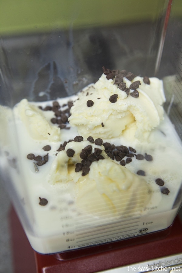 Skinny Peppermint Chocolate Chip Milkshakes from thelittlekitchen.net Skinny Peppermint Chocolate Chip Milkshakes from thelittlekitchen.net