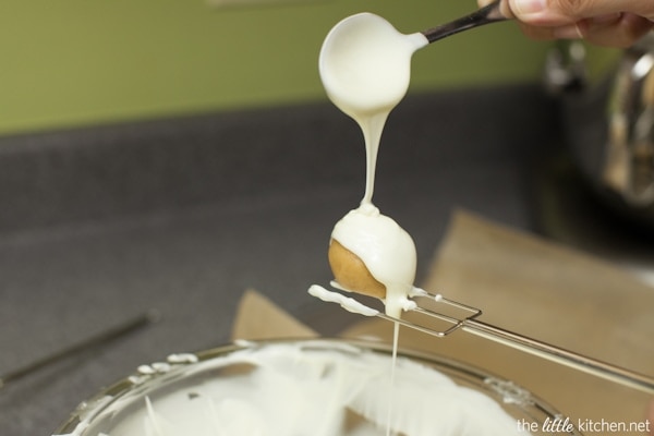 White Chocolate Cookie Butter Truffles from thelittlekitchen.net White Chocolate Cookie Butter Truffles from thelittlekitchen.net