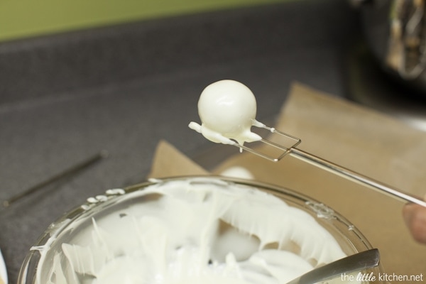 White Chocolate Cookie Butter Truffles from thelittlekitchen.net White Chocolate Cookie Butter Truffles from thelittlekitchen.net